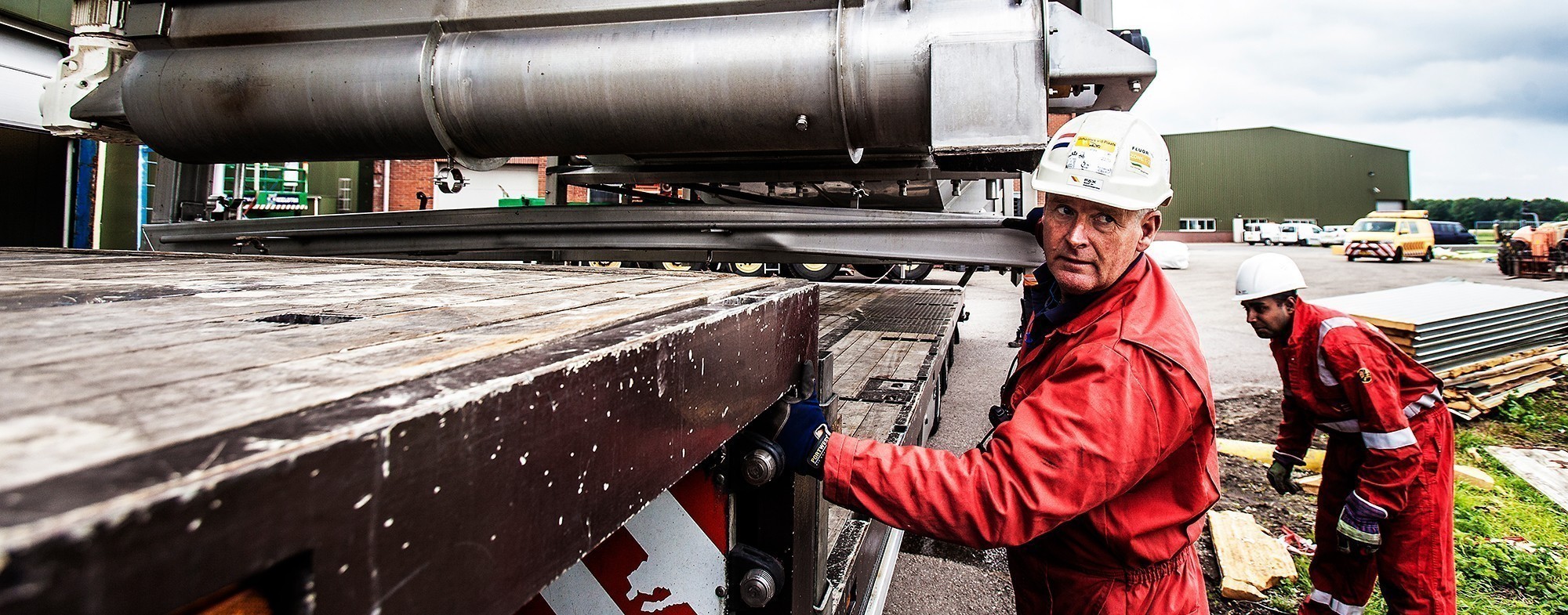 Transport en laden op vrachtwagen dieplader