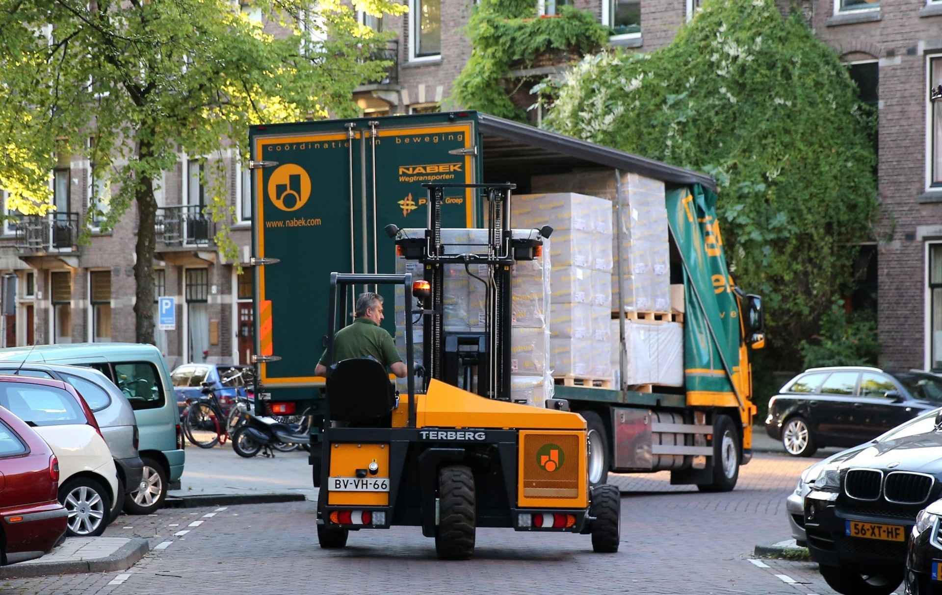 NABEK trailer laadt goederen met kooiaap