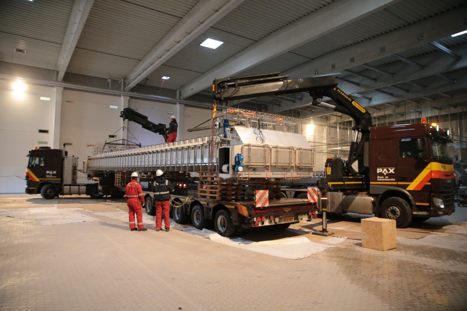 Intern transport in fabriek met autolaadkraan