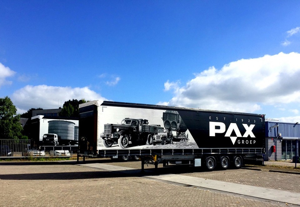 PAX Groep historische trailer met Diamond T en ketel Stork