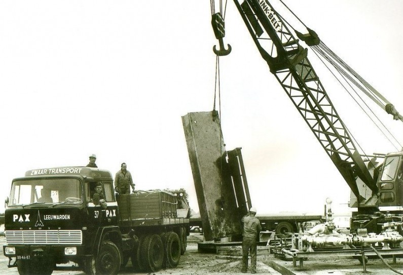 Linkbelt hijst een onderdeel en PAX Magirus transporteert verschillende onderdelen.