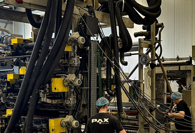 Monteurs werken aan machine in een fabriek
